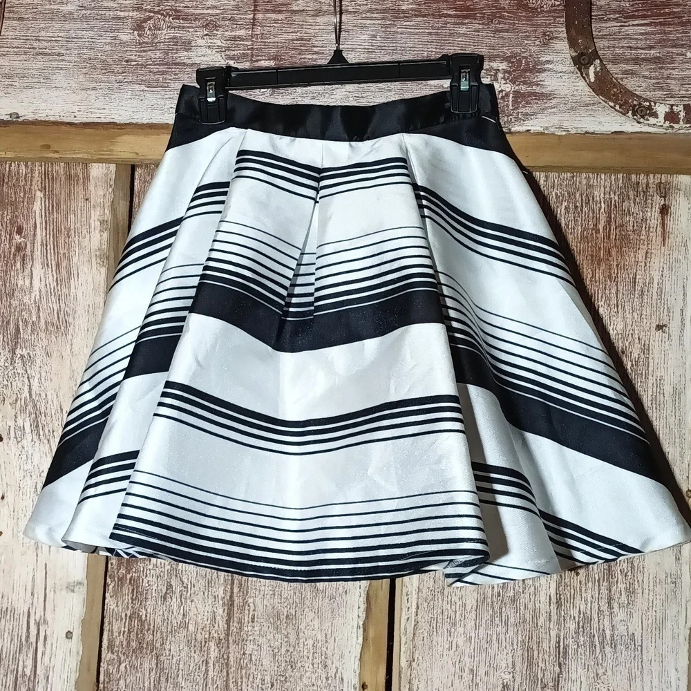 Black & White Striped Fit-and-Flare Skirt • Flowy A-Line • Boutique-Style Sz 7 - Picture 2 of 5